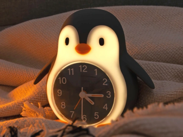 Nočné svetlo s budíkom Poppy Penguin 1