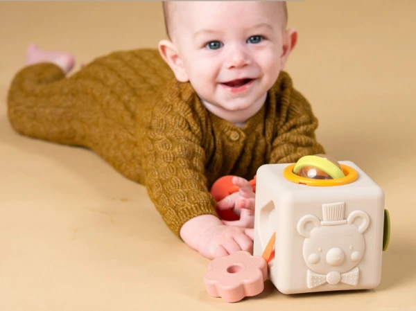 Kocka s aktivitami Peek & Play 6