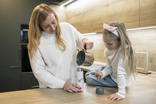 Termoska na tekutiny se silikonovým držákem 400 ml, Pistacio green 7