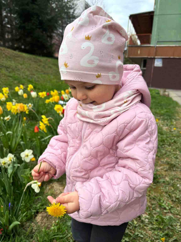 Bavlnená detská čiapka jednovrstvová BySues RUŽOVÉ LABUŤKY 3