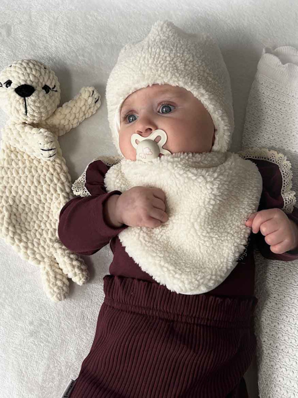 Zimná detská čiapka na šnúrky Teddy - SMOTANOVÁ