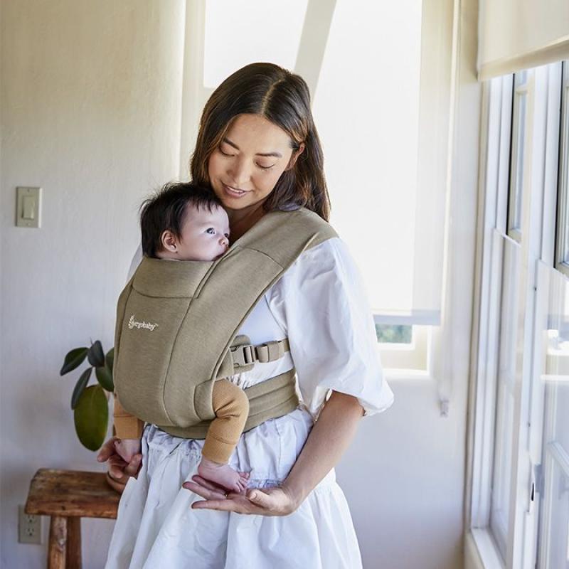 ERGOBABY | Nosič EMBRACE - SOFT KNIT - SOFT OLIVE