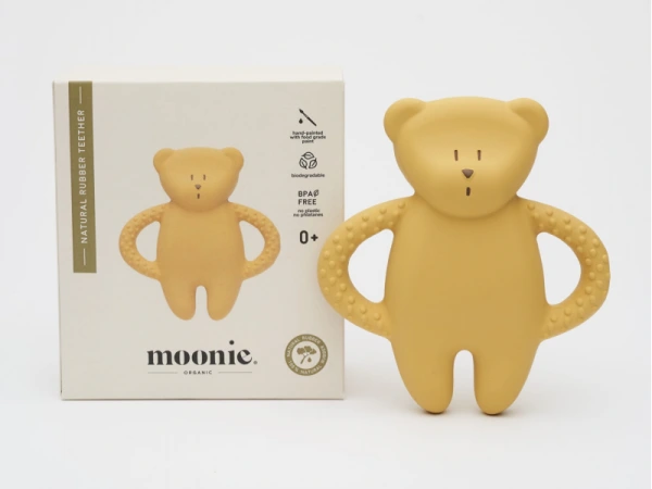 MOONIE Hryzátko prírodný kaučuk medvedík Honey 1