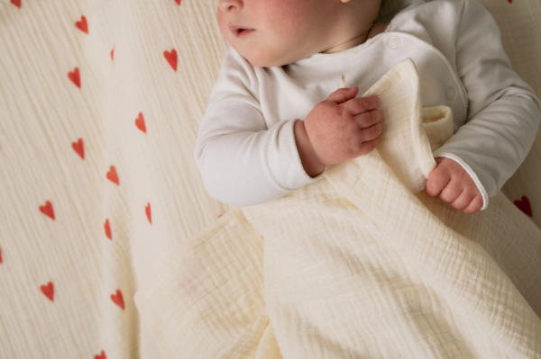 STUDIO NOOS - SWADDLE ZAVINOVAČKA Print Medium | Beige Hearts 1