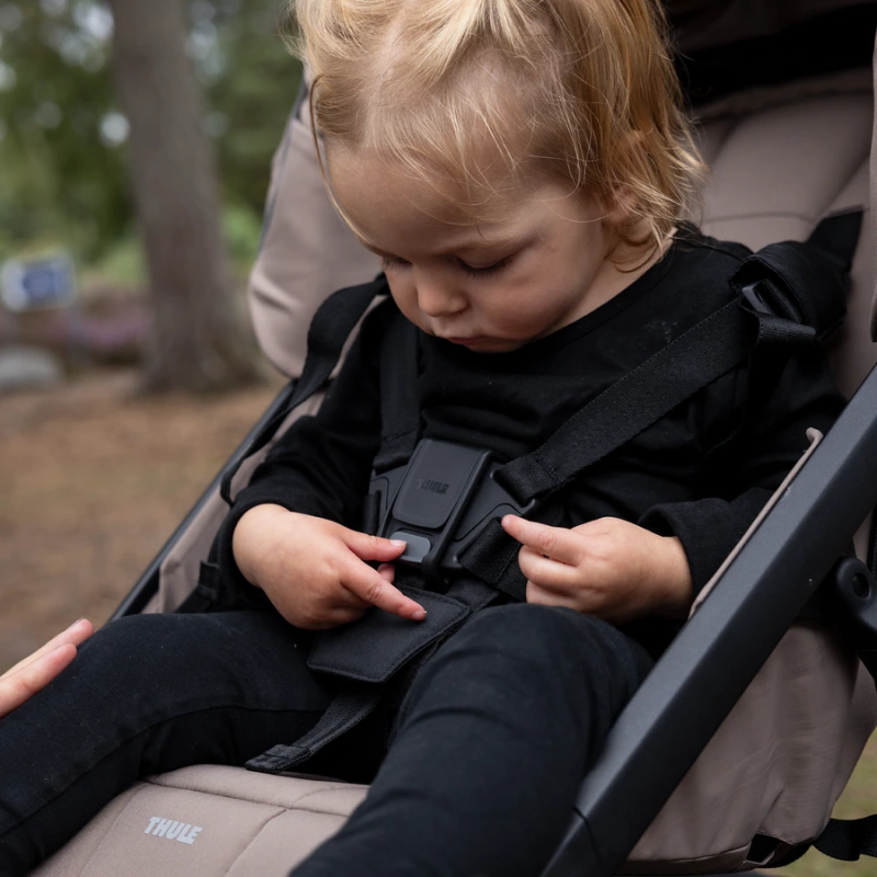 THULE Urban Glide 4-wheel športový kočík Magnetic Buckle – Tinted Taupe 4