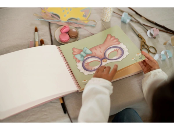 Kniha s vystrihovacími maskami Rosa 14