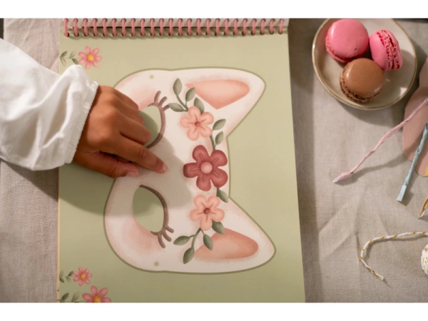 Kniha s vystrihovacími maskami Rosa 13