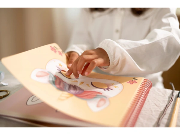 Kniha s vystrihovacími maskami Rosa 11