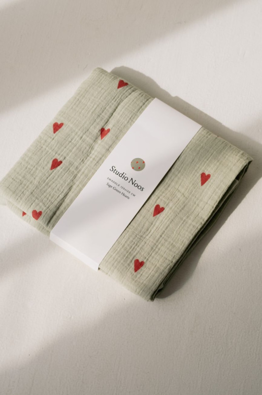 STUDIO NOOS - SWADDLE ZAVINOVAČKA Print Medium | Green Hearts 1
