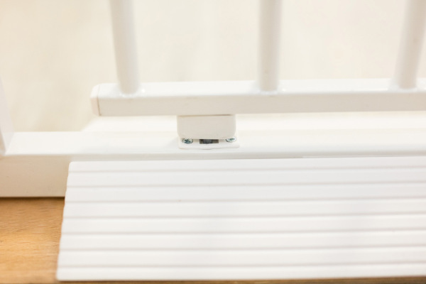 Kovová zábrana Smart Close s automatickým zatváraním 5