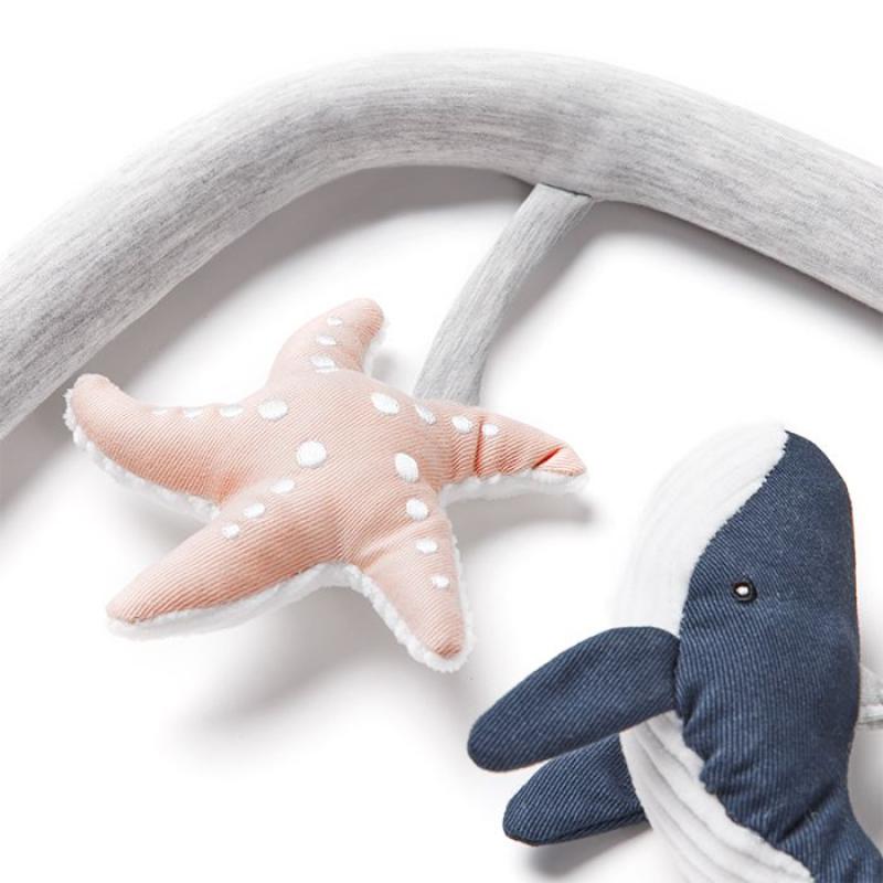 ERGOBABY | EVOLVE hračka na lehátko - Ocean wonders - Light Grey