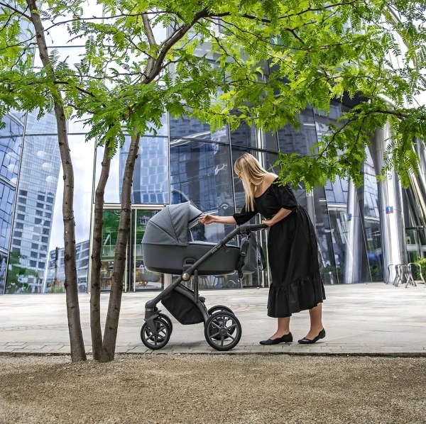Mamička s kombinovaným kočíkom Roan Bass Next počas prechádzky v meste