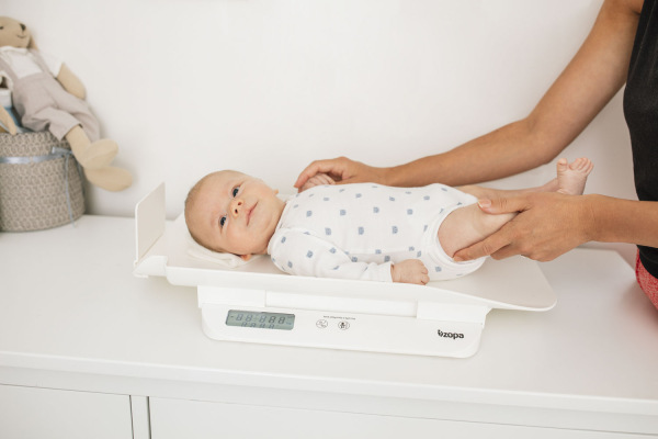 Digitální dětská váha s metrem 11