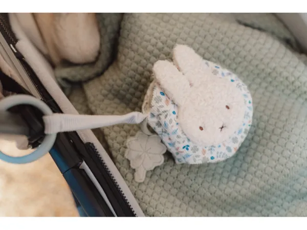 Závesná textilná knižka králiček Miffy Lucky Leaves 8