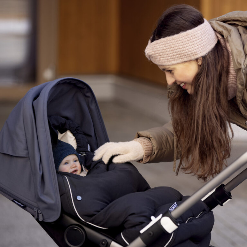 Teplý fusak Voksi Urban s perím a vlnou do kočíka, Black Cream 5