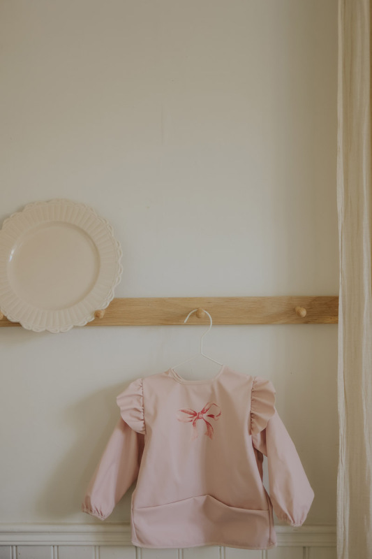 ELODIE DETAILS Podbradník s rukávmi Rosy Bow 2