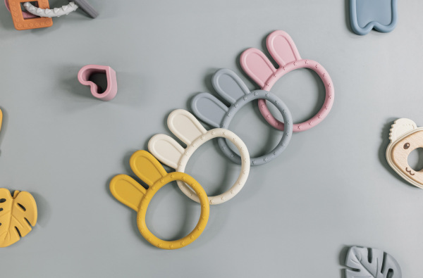 Silikónové hryzátko Rabbit, Mustard Yellow 2