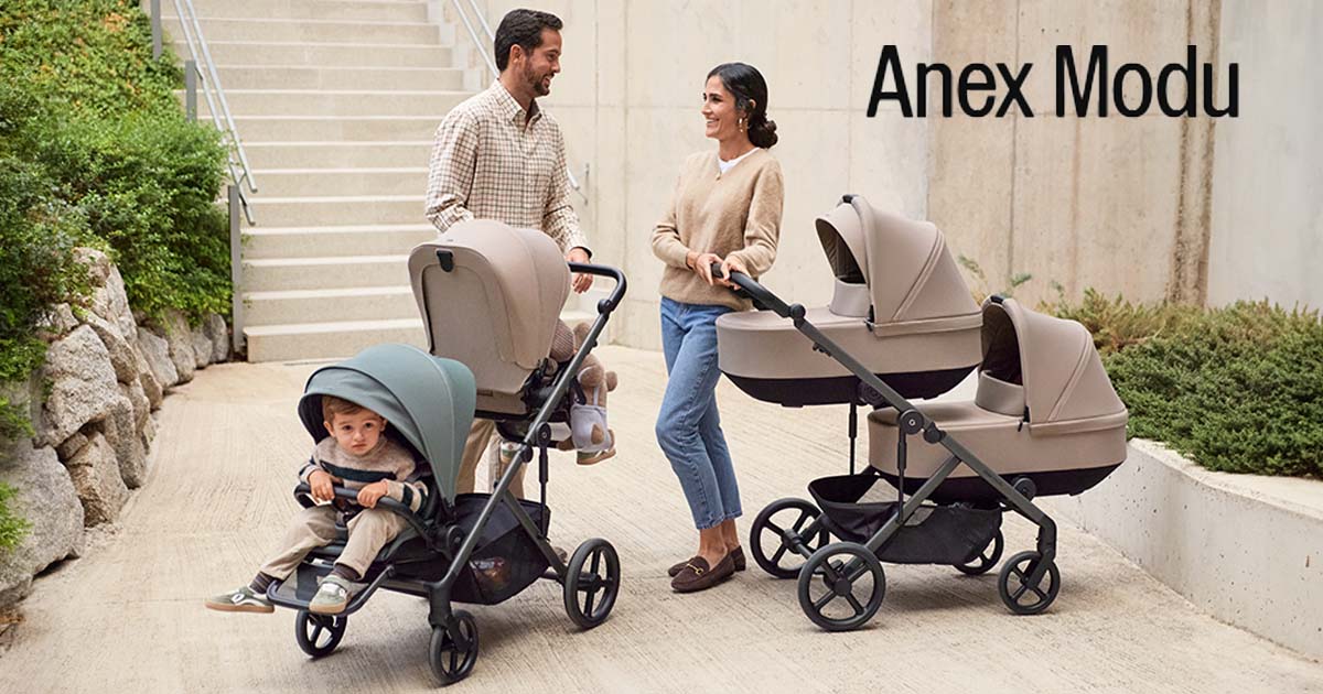 Anex Modu – modulárny kočík v konfigurácii pre dve deti a dvojitý kočík s hlbokými vaničkami, rodičia s deťmi na prechádzke.