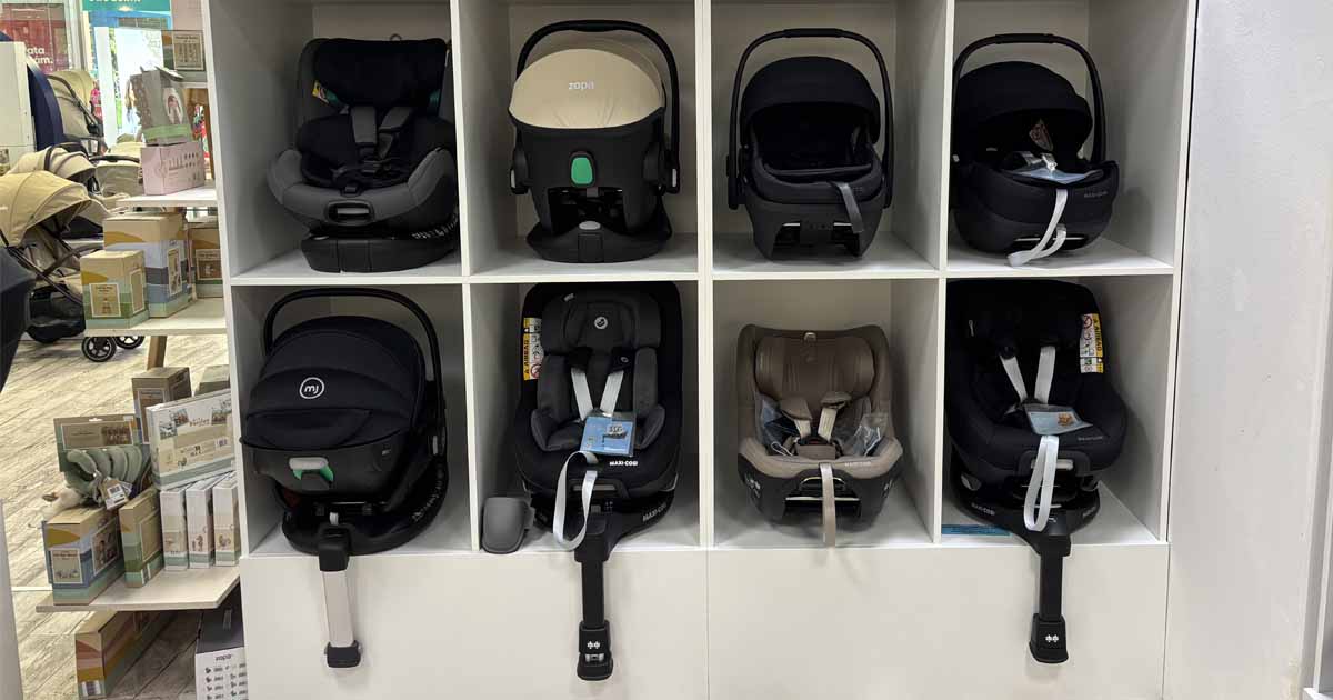 Autosedačky vystavené v predajni KinderCentrum Žilina