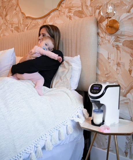 Baby Brezza Formula Pro Mini v spálni pri nočnom kŕmení bábätka