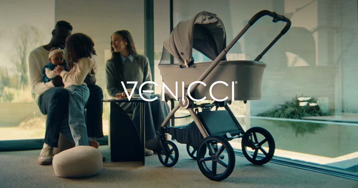 Moderný kočík Venicci Upline 3 s hlbokou vaničkou v interiéri, rodina s dieťaťom v pozadí, elegantný dizajn a komfort pre každodenné používanie