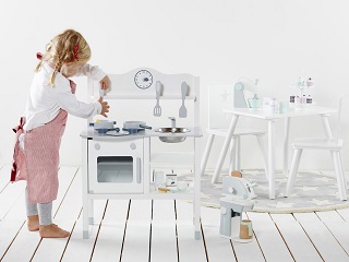 Švédska znaška Kids Concept vyrába hračky, ktoré rozvíjajú detskú krativitu a riadi sa motom:  " Deti by mali byť deťmi "   