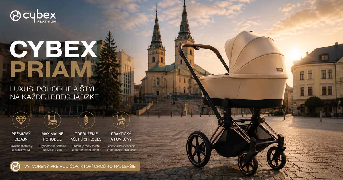 Luxusný kočík Cybex Priam na historickom námestí v Žiline s kostolom na Farských schodoch v pozadí.