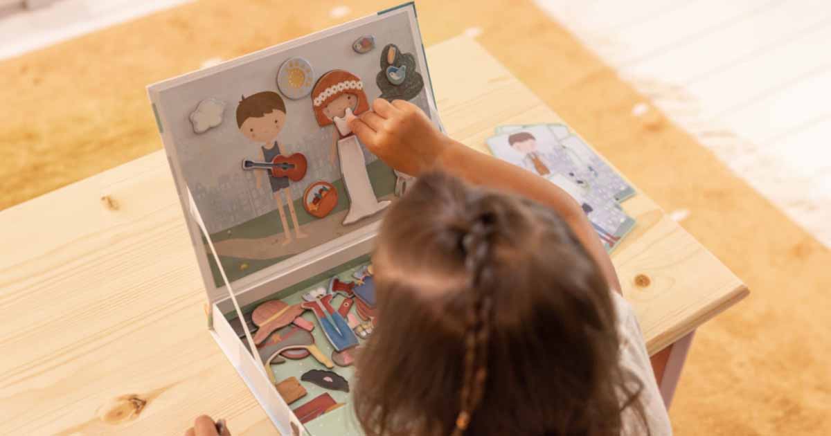 Dieťa pri sústredenej hre s edukačnou magnetickou hračkou, ktorá podporuje učenie, logické myslenie a jemnú motoriku hrou