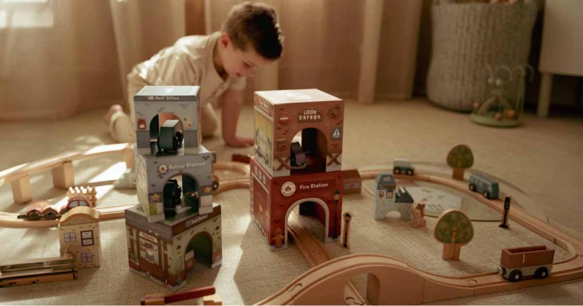 Dieťa sa hrá s hračkami autičkami v detskej izbe