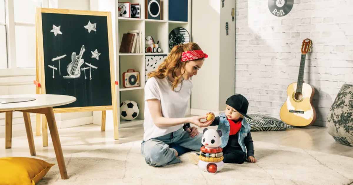 Bábätko pri pokojnej hre s prvými hračkami v bezpečnom domácom prostredí, ktoré podporujú zmyslový vývoj a jemnú motoriku