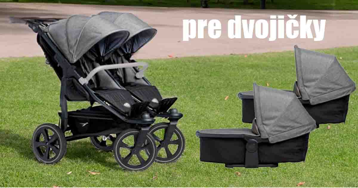 Kočík pre dvojičky s dvoma športovými sedadlami a hlbokými vaničkami v sivej farbe na trávniku – kombinovaný model pre súrodencov.