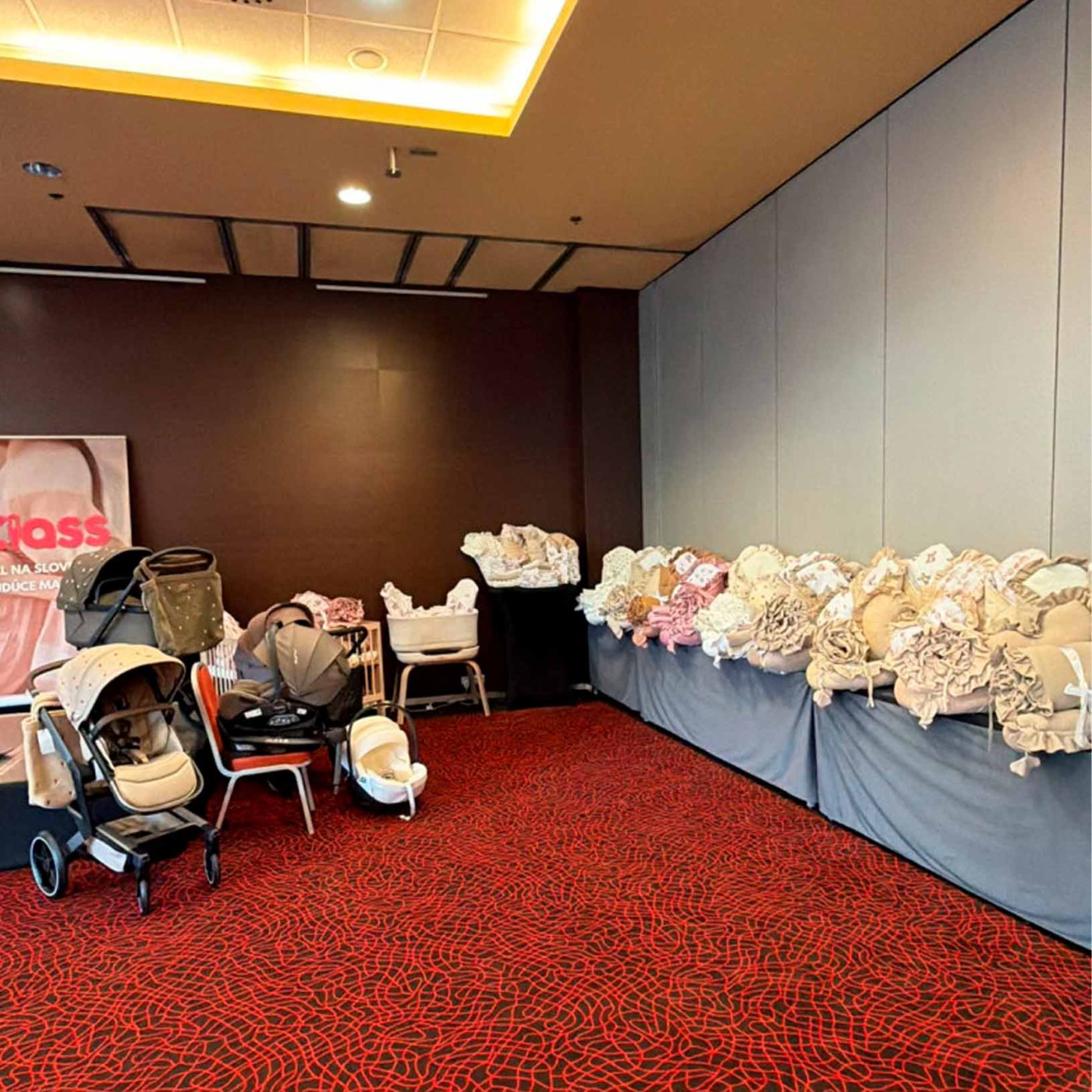 Výstavná plocha KinderCentrum a BySues na podujatí MamaClass Žilina s výbavou a produktmi pre bábätká a budúce mamičky