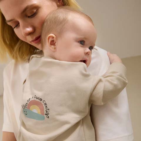 Bábätko v letnom oblečení v objatí matky Mayoral