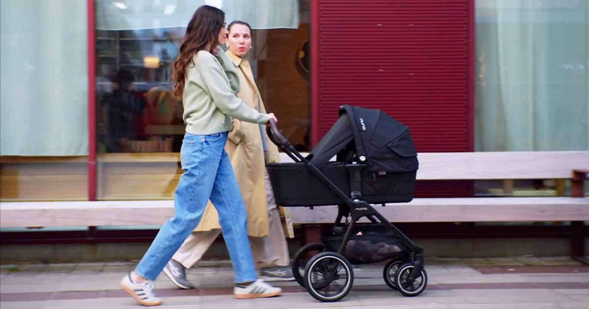 Kombinovaný kočík Nuna pri prechádzke v meste, ilustračný obrázok kategórie Nuna kombinované kočíky.