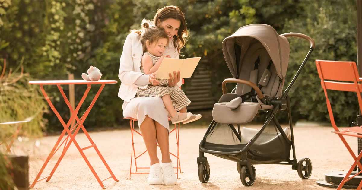 Športový kočík Nuna pri prechádzke v parku, ilustračný obrázok kategórie Nuna športové kočíky.