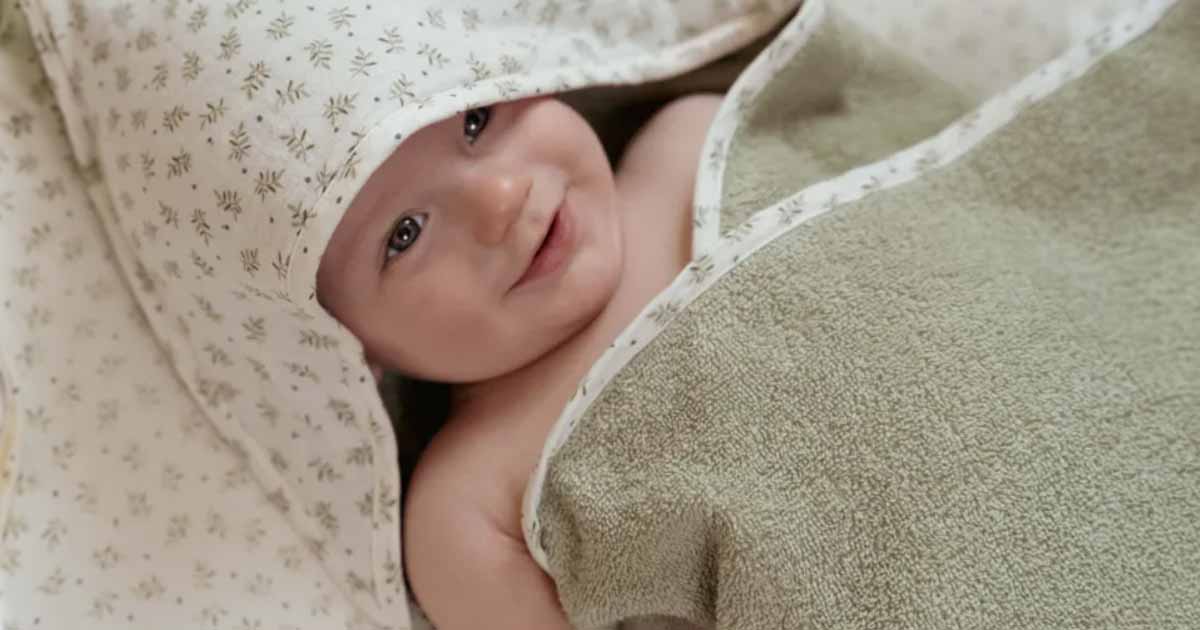 Mäkká detská osuška s kapucňou z jemnej bavlny pre bábätká, ideálna na osušenie po kúpaní a zahriatie citlivej pokožky.