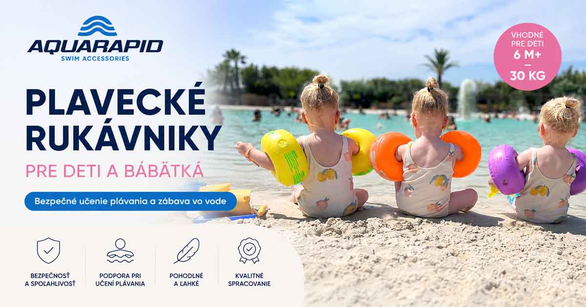 Tri malé deti s farebnými plaveckými rukávnikmi Aquarapid sedia na piesku pri vode. Plavecké rukávniky pre bábätká a deti na bezpečné učenie plávania, hry vo vode a letnú dovolenku.
