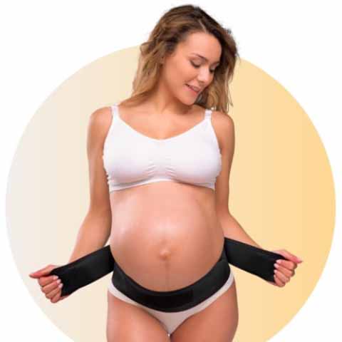 Tehotná žena s tehotenským podporným pásom Carriwell