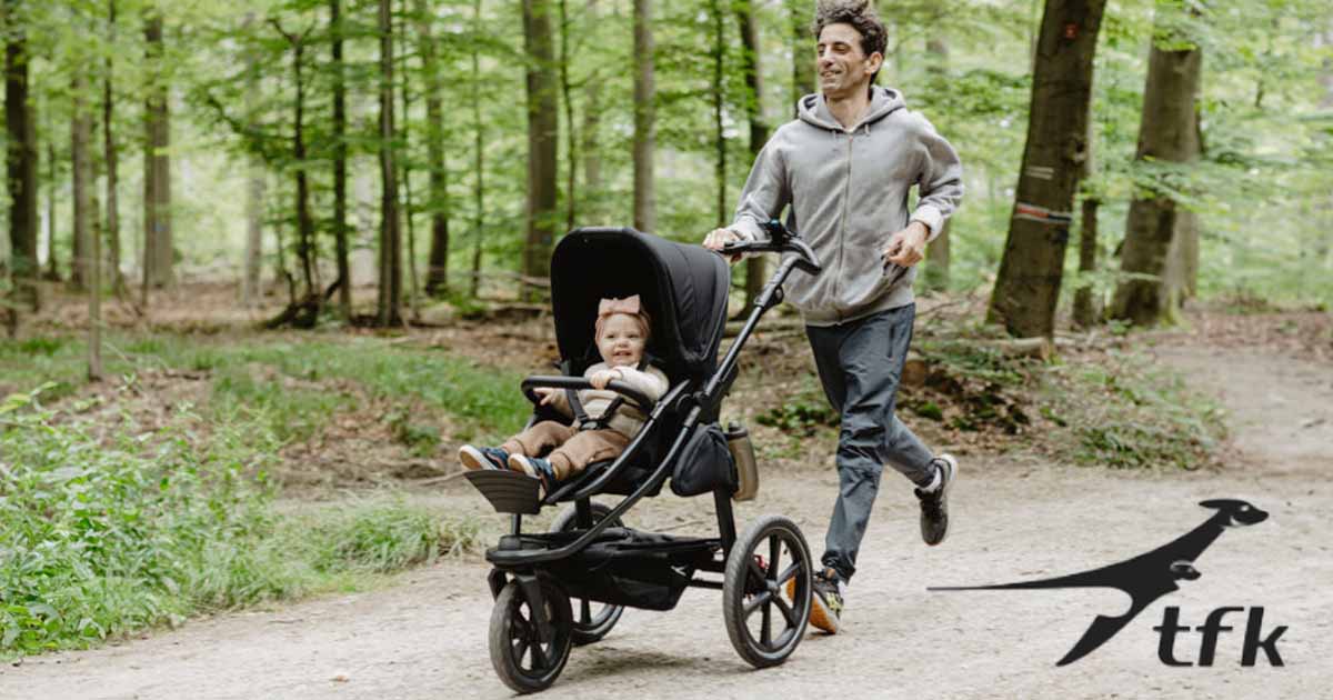 Športový kočík TFK ProA pri behaní v lese – profesionálny bežecký kočík pre aktívnych rodičov a športovanie s dieťaťom