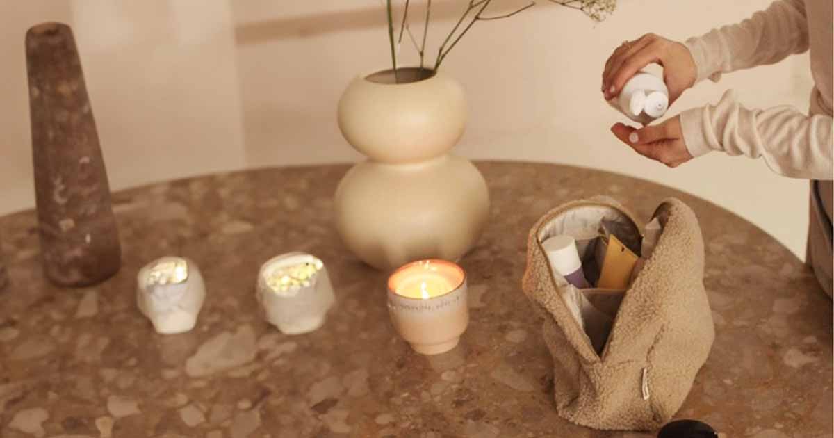 Kozmetická taštička z mäkkého textilného materiálu s kozmetikou vo vnútri, určená na prehľadné uloženie hygienických a cestovných potrieb.