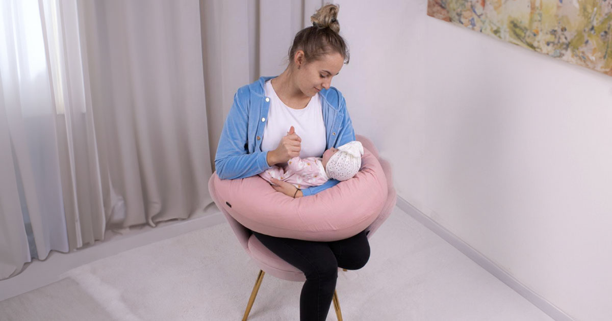 Tehotenský a dojčiaci vankúš poskytuje maximálne pohodlie pri dojčení aj spánku. Ideálny ako opora pre bábätko aj mamičku a vhodný aj na spanie medzi nohami počas tehotenstva.